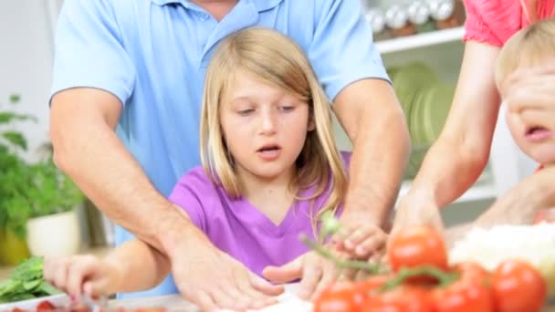 Familia en la cocina preparando pizza — Vídeo de stock