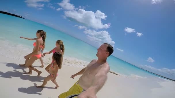 Familia en la playa filmando autorretrato — Vídeos de Stock