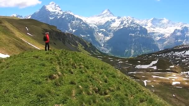 Vrouwelijke toerist in Bergen in de Alpen van Grindelwald — Stockvideo