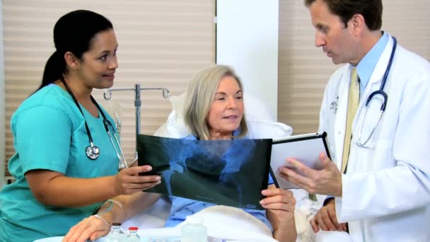 Imágenes de rayos X de aspecto paciente con personal radiólogo — Vídeos de Stock