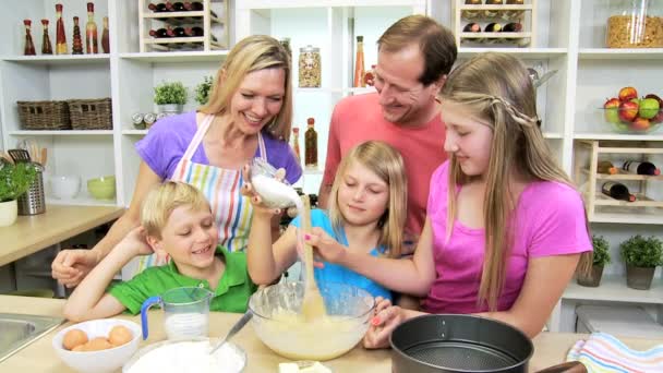 Parents and children making cake together — Stock Video