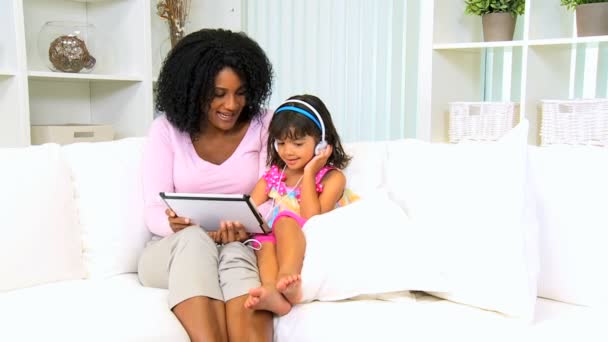 Madre con su hija jugando con la tableta — Vídeo de stock