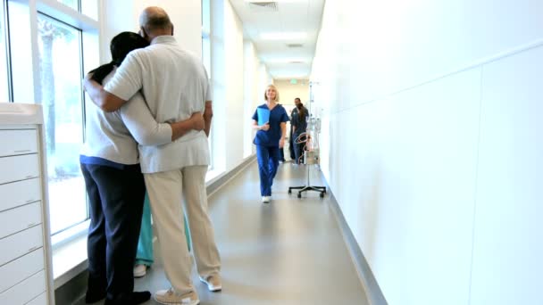 Verpleegkundige raadpleging met patiënten in het ziekenhuis — Stockvideo