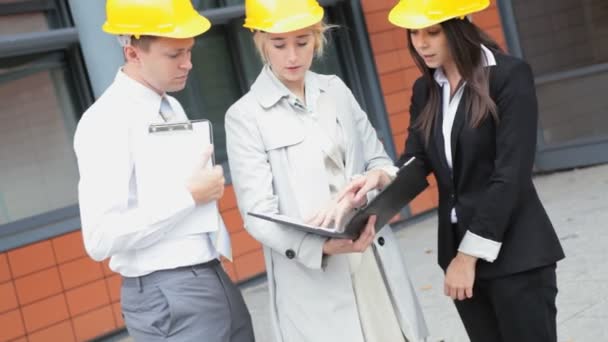 Equipo de construcción hablando de plan de construcción — Vídeos de Stock