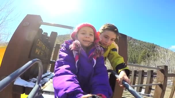 Famille avec enfants s'amuser sur la glissière — Video