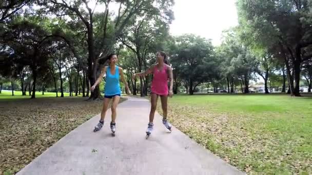 Mujeres multiétnicas patinaje sobre ruedas en el parque — Vídeos de Stock