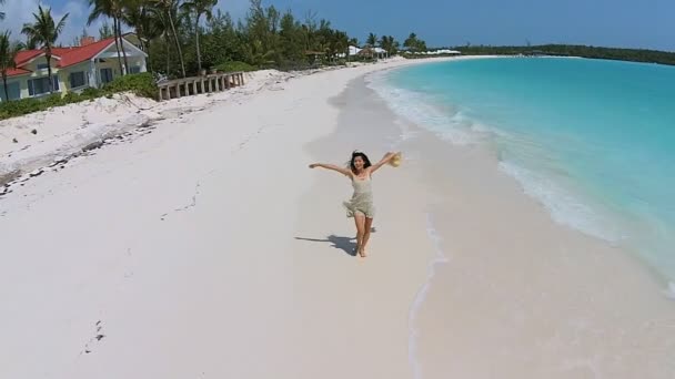 Chinese girl barefoot walking on the beach — Stock Video