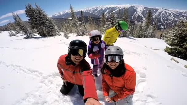 Famiglia che si gode la vacanza invernale in montagna — Video Stock