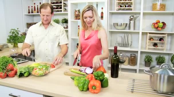 Esposa y marido preparando la comida — Vídeo de stock