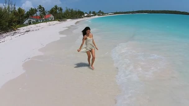 Chinese girl barefoot walking on the beach — Stock Video