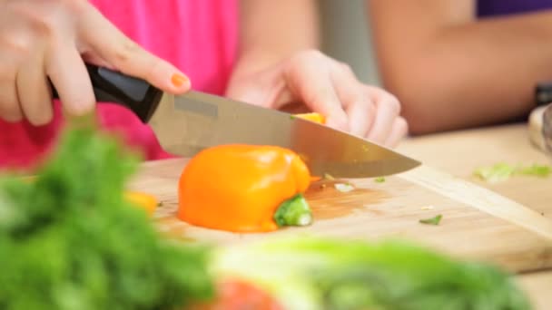 Rodina v kuchyni připravuje salát — Stock video