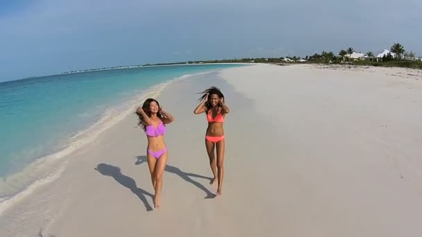 Multi ethnic girls having fun on the beach — Stock Video