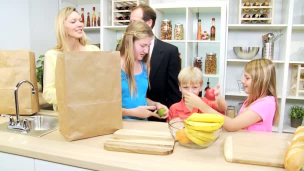 Niños con padres desempacando bolsas — Vídeos de Stock