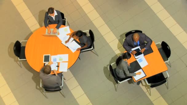 Multi etnicznych biznesowych ludzie siedzący przy stolikach — Wideo stockowe
