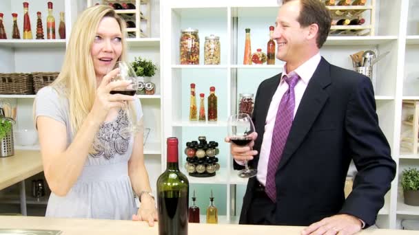 Caucásico pareja en cocina con vino — Vídeo de stock