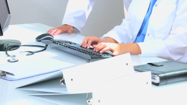 Médicos que utilizam tecnologia informática — Vídeo de Stock