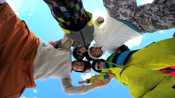 Família com crianças desfrutando de suas férias de inverno — Vídeo de Stock