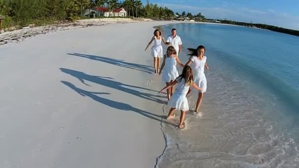 Καυκάσιος οικογένεια περπάτημα σε αμμώδης παραλία — Αρχείο Βίντεο