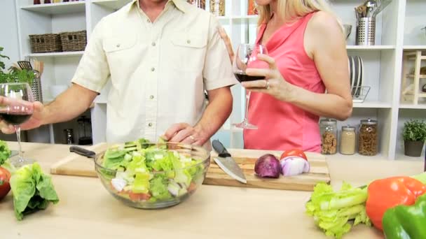 Pareja en la cocina con vino — Vídeo de stock