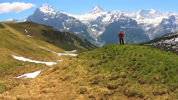 Жінка йде походи в швейцарських Альпах — стокове відео