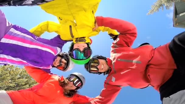 Familia disfrutando de vacaciones de invierno en montañas — Vídeo de stock