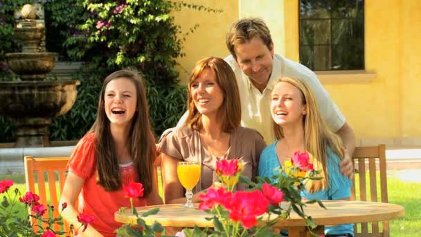 Parents avec des filles adolescentes au jardin à la maison — Video