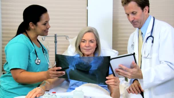 Patiënt op zoek x-ray beelden met radioloog personeel — Stockvideo