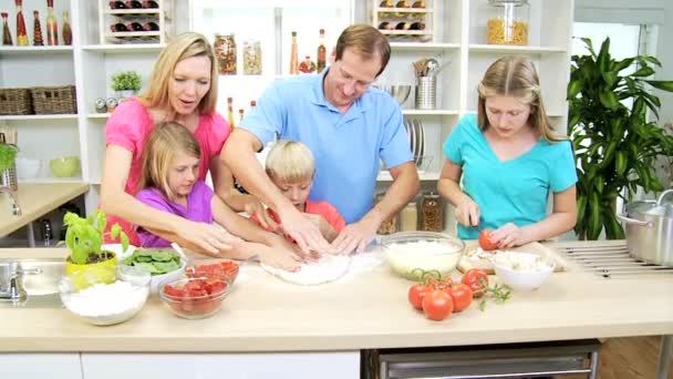 Eltern und Kinder backen gemeinsam Pizza — Stockvideo