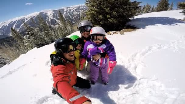 Familjen njuter av vintersemester i bergen — Stockvideo