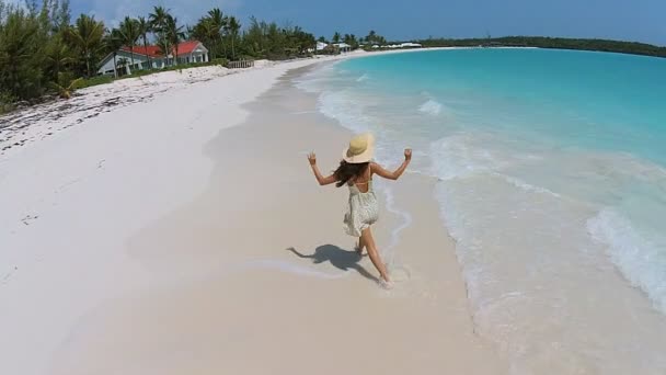 Chinees meisje blootsvoets lopen op het strand — Stockvideo