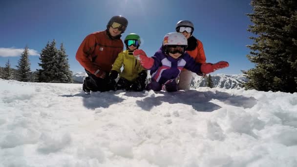 Родина насолоджується зимовими канікулами в горах — стокове відео