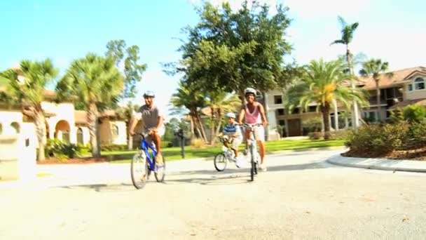 Genitori con figlio in sella alle loro biciclette — Video Stock