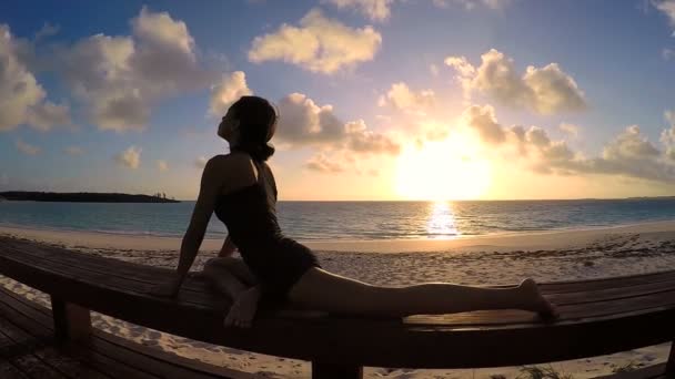 Młoda kobieta robi joga na plaży — Wideo stockowe