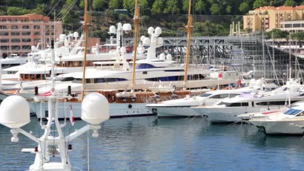 Hafen monte carlo mit Luxusyachten — Stockvideo