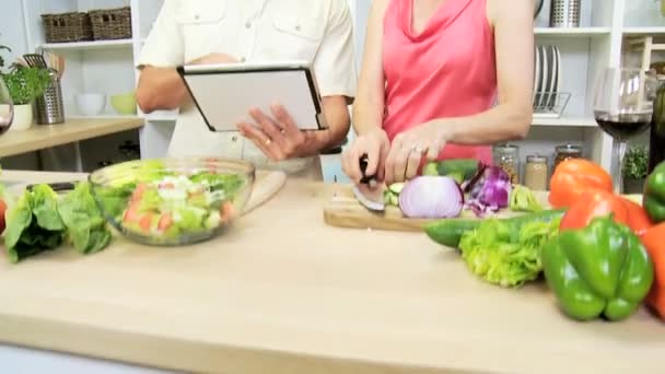 Pasangan menyiapkan salad menggunakan tablet — Stok Video