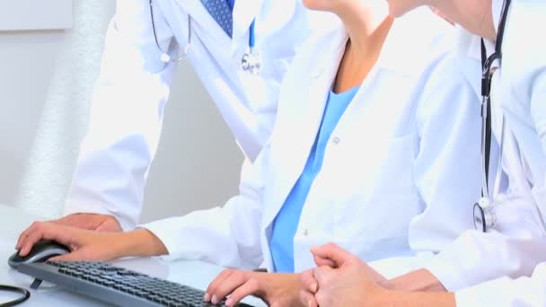 Lekarze pracujący razem w gabinecie lekarskim — Wideo stockowe