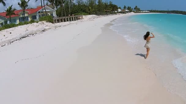 Chinesisches Mädchen barfuß am Strand — Stockvideo