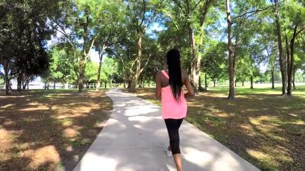 Kvinnan njuter powerwalking i park — Stockvideo