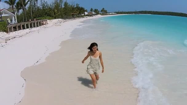 Chinesisches Mädchen barfuß am Strand — Stockvideo