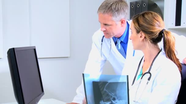 Erkek ve kadın doktorlar x-ray testleri tartışıyor — Stok video
