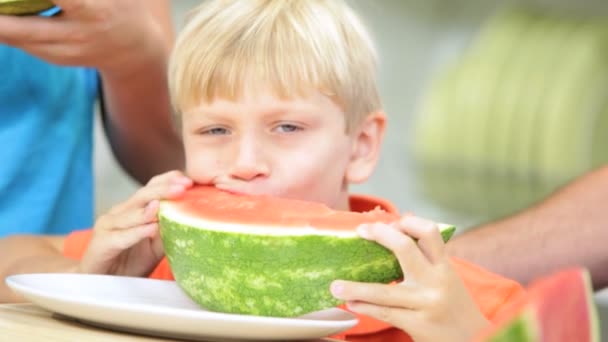 Barn med far dela vattenmelon — Stockvideo