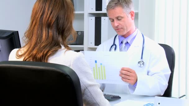 Businesswoman having meeting with doctor in medical office — Stock Video