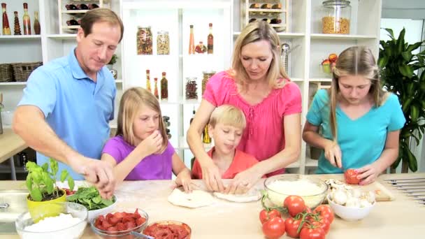 Pais e filhos fazendo pizza juntos — Vídeo de Stock