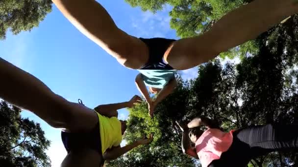 Multi meninas étnicas desfrutando de fitness no parque — Vídeo de Stock