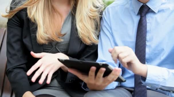 Masculino e feminino usando tablet digital — Vídeo de Stock