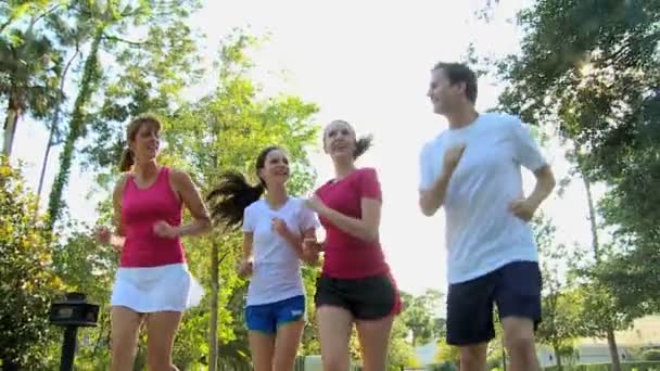 Parents avec de jeunes filles adolescentes jogging — Video