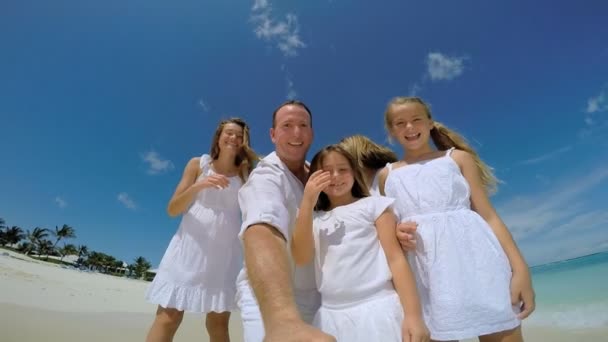 白种人家庭制作视频自画像 —— 库存视频 © Spotmatik #101492884