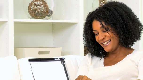 African american vrouw met behulp van tablet pc — Stockvideo