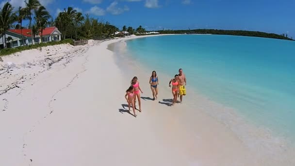 Familia caucásica caminando en la playa de arena — Vídeos de Stock