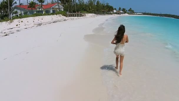 Chinees meisje blootsvoets lopen op het strand — Stockvideo